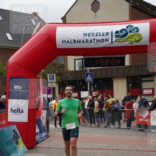 04.05.2025 - 8. Wedeler Halbmarathon Felixshl http://msf.ph/oto/7822204 04.05.2025 11:58:02 Ziel 138, 143 meine-sportfotos.de