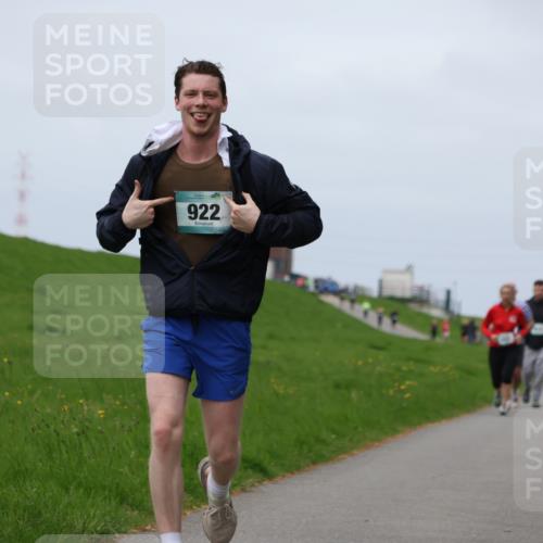 04.05.2025 - 8. Wedeler Halbmarathon Yannick Fuchs http://msf.ph/oto/7822394 04.05.2025 11:52:06 Laufen 922 meine-sportfotos.de