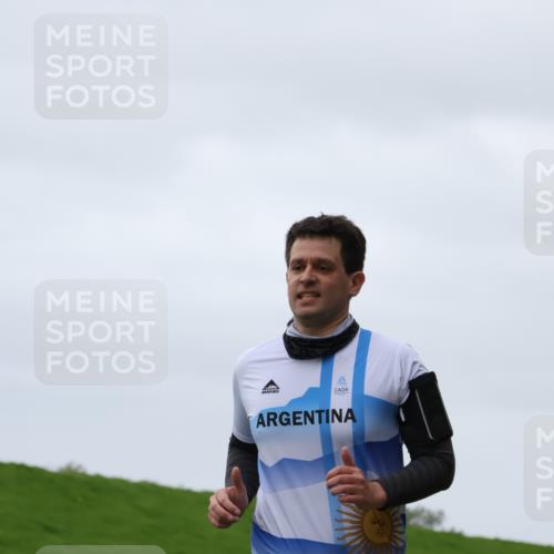 04.05.2025 - 8. Wedeler Halbmarathon Yannick Fuchs http://msf.ph/oto/7823037 04.05.2025 12:16:16 Laufen 56, 442 meine-sportfotos.de