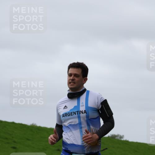 04.05.2025 - 8. Wedeler Halbmarathon Yannick Fuchs http://msf.ph/oto/7823049 04.05.2025 12:16:16 Laufen 442 meine-sportfotos.de