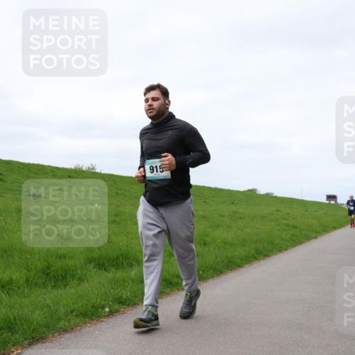 04.05.2025 - 8. Wedeler Halbmarathon Yannick Fuchs http://msf.ph/oto/7823089 04.05.2025 11:52:31 Laufen 915 meine-sportfotos.de