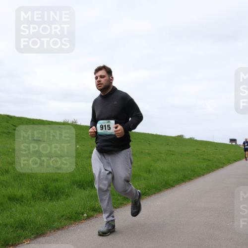 04.05.2025 - 8. Wedeler Halbmarathon Yannick Fuchs http://msf.ph/oto/7823097 04.05.2025 11:52:31 Laufen 915 meine-sportfotos.de