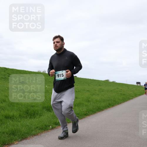 04.05.2025 - 8. Wedeler Halbmarathon Yannick Fuchs http://msf.ph/oto/7823101 04.05.2025 11:52:31 Laufen 915 meine-sportfotos.de
