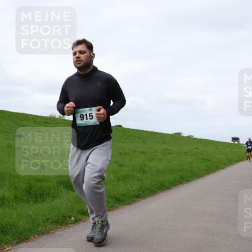 04.05.2025 - 8. Wedeler Halbmarathon Yannick Fuchs http://msf.ph/oto/7823106 04.05.2025 11:52:31 Laufen 915 meine-sportfotos.de