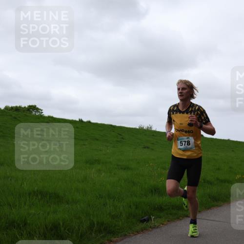 04.05.2025 - 8. Wedeler Halbmarathon Yannick Fuchs http://msf.ph/oto/7824025 04.05.2025 11:11:33 Laufen 578 meine-sportfotos.de