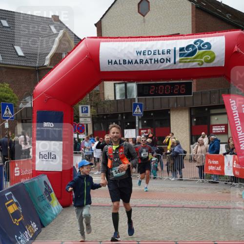 04.05.2025 - 8. Wedeler Halbmarathon Felixshl http://msf.ph/oto/7824206 04.05.2025 12:00:24 Ziel 453, 543, 560 meine-sportfotos.de