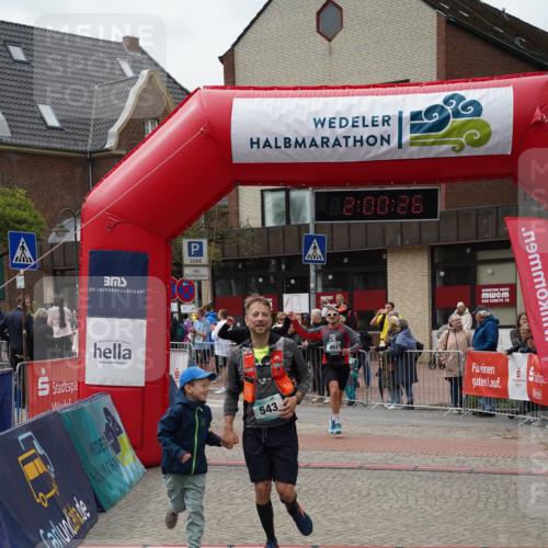 04.05.2025 - 8. Wedeler Halbmarathon Felixshl http://msf.ph/oto/7824220 04.05.2025 12:00:24 Ziel 453, 543, 560 meine-sportfotos.de