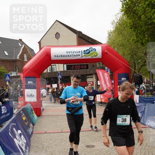 04.05.2025 - 8. Wedeler Halbmarathon Felixshl http://msf.ph/oto/7824636 04.05.2025 12:00:41 Ziel 38, 241, 410 meine-sportfotos.de