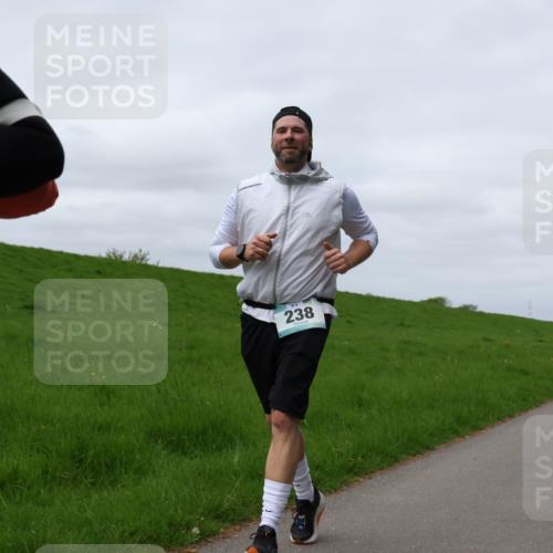 04.05.2025 - 8. Wedeler Halbmarathon Yannick Fuchs http://msf.ph/oto/7824651 04.05.2025 11:53:49 Laufen 238 meine-sportfotos.de