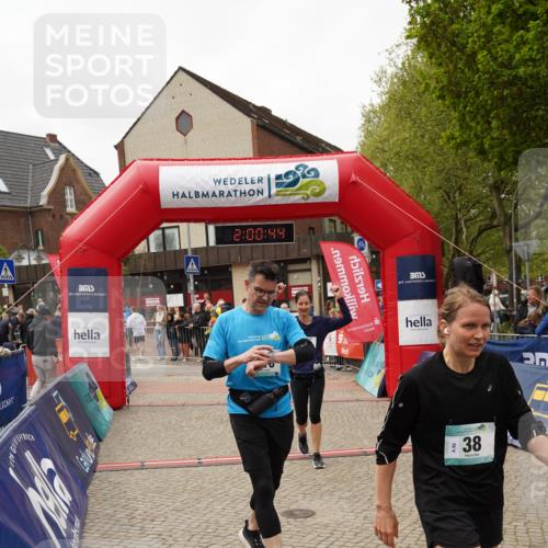04.05.2025 - 8. Wedeler Halbmarathon Felixshl http://msf.ph/oto/7824652 04.05.2025 12:00:42 Ziel 38, 241, 410 meine-sportfotos.de