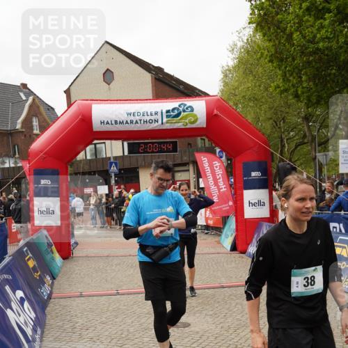 04.05.2025 - 8. Wedeler Halbmarathon Felixshl http://msf.ph/oto/7824662 04.05.2025 12:00:42 Ziel 38, 241, 410 meine-sportfotos.de