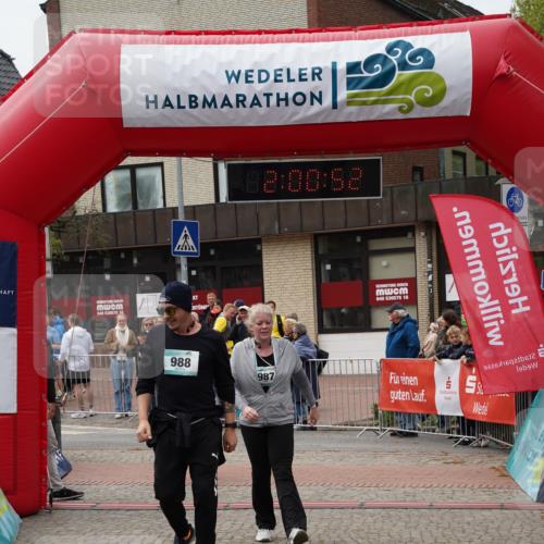 04.05.2025 - 8. Wedeler Halbmarathon Felixshl http://msf.ph/oto/7824793 04.05.2025 12:00:50 Ziel 141, 987, 988, 1177 meine-sportfotos.de