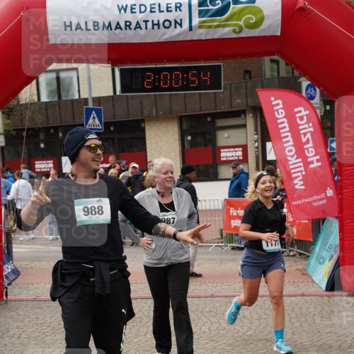 04.05.2025 - 8. Wedeler Halbmarathon Felixshl http://msf.ph/oto/7824852 04.05.2025 12:00:52 Ziel 141, 987, 988, 1177 meine-sportfotos.de