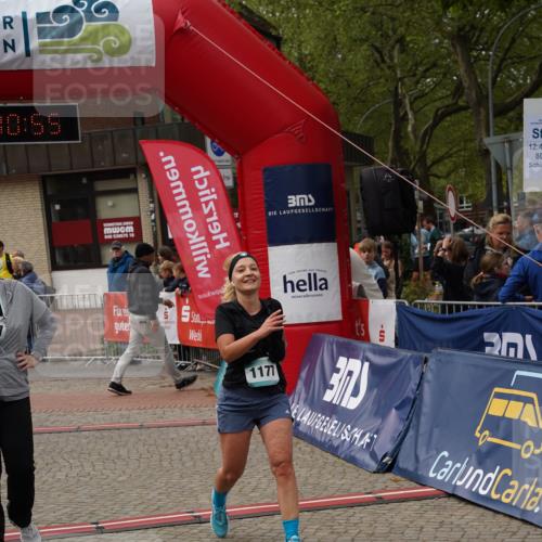 04.05.2025 - 8. Wedeler Halbmarathon Felixshl http://msf.ph/oto/7824861 04.05.2025 12:00:53 Ziel 141, 772, 987, 988, 1177 meine-sportfotos.de