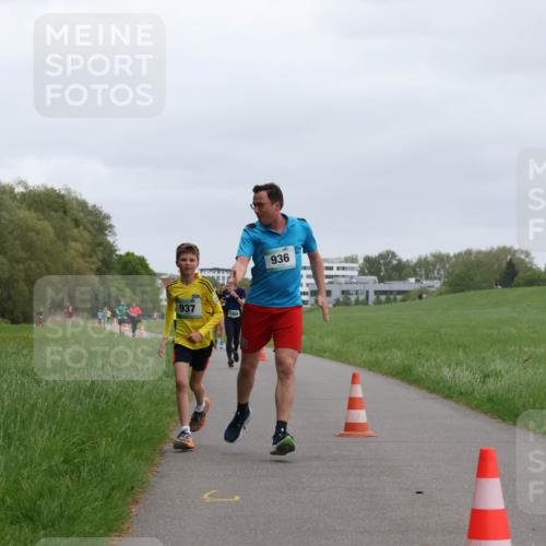 04.05.2025 - 8. Wedeler Halbmarathon Yannick Fuchs http://msf.ph/oto/7825215 04.05.2025 11:12:41 Laufen 937, 936 meine-sportfotos.de