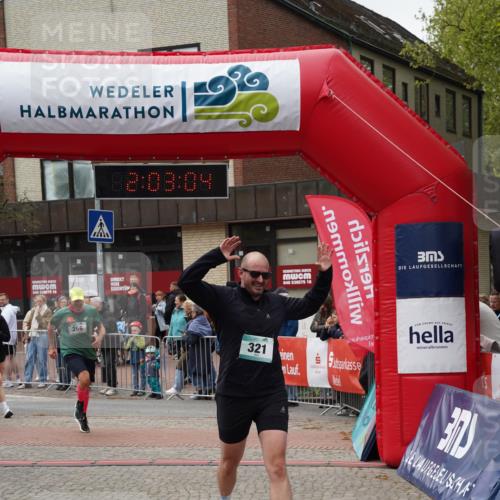 04.05.2025 - 8. Wedeler Halbmarathon Felixshl http://msf.ph/oto/7826008 04.05.2025 12:03:02 Ziel 266, 321, 1098 meine-sportfotos.de