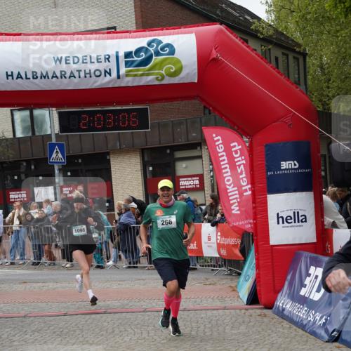 04.05.2025 - 8. Wedeler Halbmarathon Felixshl http://msf.ph/oto/7826036 04.05.2025 12:03:03 Ziel 266, 321, 1098 meine-sportfotos.de
