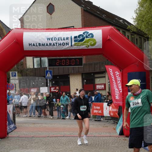 04.05.2025 - 8. Wedeler Halbmarathon Felixshl http://msf.ph/oto/7826078 04.05.2025 12:03:05 Ziel 266, 321, 1098 meine-sportfotos.de