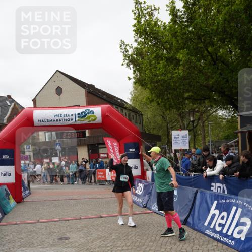 04.05.2025 - 8. Wedeler Halbmarathon Felixshl http://msf.ph/oto/7826097 04.05.2025 12:03:06 Ziel 266, 321, 1098 meine-sportfotos.de