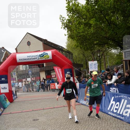 04.05.2025 - 8. Wedeler Halbmarathon Felixshl http://msf.ph/oto/7826165 04.05.2025 12:03:08 Ziel 266, 1098 meine-sportfotos.de