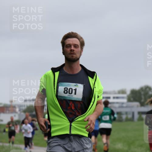 04.05.2025 - 8. Wedeler Halbmarathon Yannick Fuchs http://msf.ph/oto/7826268 04.05.2025 11:13:33 Laufen 56, 801 meine-sportfotos.de