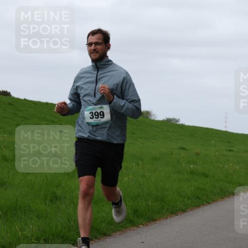 04.05.2025 - 8. Wedeler Halbmarathon Yannick Fuchs http://msf.ph/oto/7826459 04.05.2025 11:33:30 Laufen 399, 376 meine-sportfotos.de