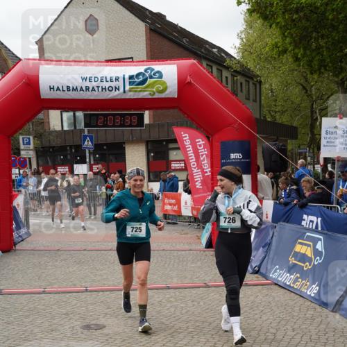 04.05.2025 - 8. Wedeler Halbmarathon Felixshl http://msf.ph/oto/7826546 04.05.2025 12:03:37 Ziel 449, 725, 733, 734 meine-sportfotos.de