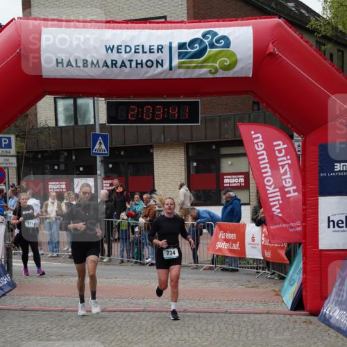 04.05.2025 - 8. Wedeler Halbmarathon Felixshl http://msf.ph/oto/7826565 04.05.2025 12:03:39 Ziel 725, 733, 734, 771 meine-sportfotos.de