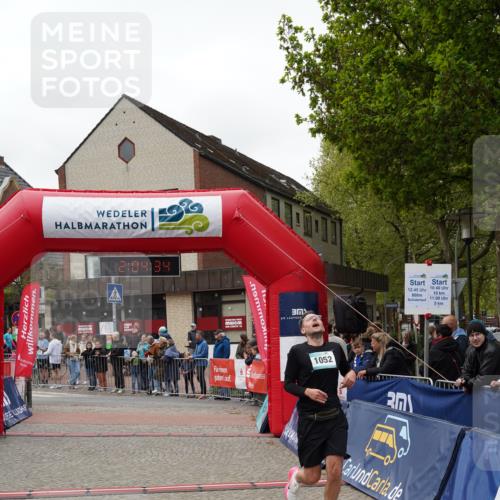 04.05.2025 - 8. Wedeler Halbmarathon Felixshl http://msf.ph/oto/7827179 04.05.2025 12:04:32 Ziel 1052 meine-sportfotos.de
