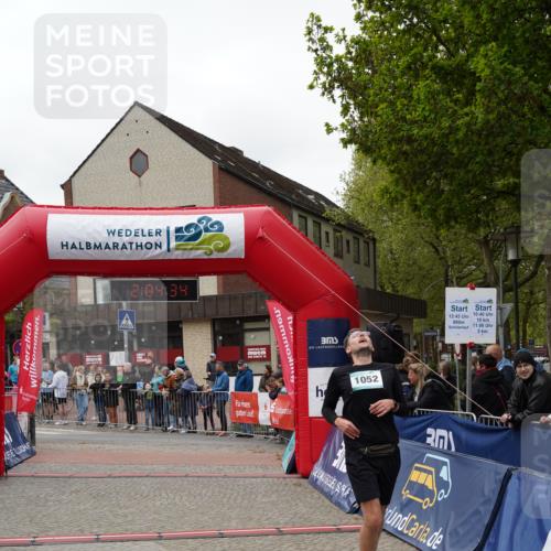 04.05.2025 - 8. Wedeler Halbmarathon Felixshl http://msf.ph/oto/7827190 04.05.2025 12:04:32 Ziel 1052 meine-sportfotos.de