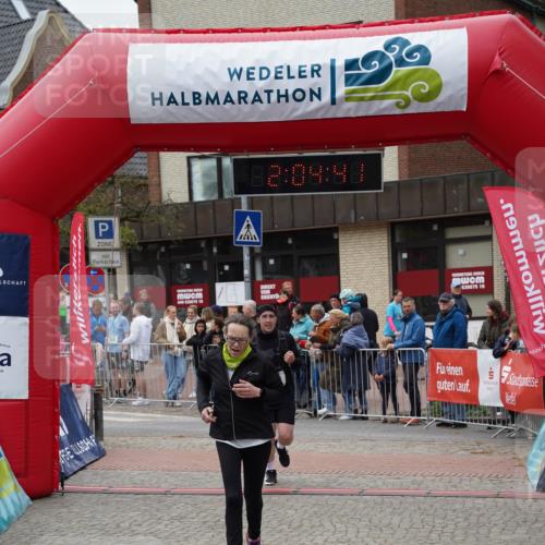 04.05.2025 - 8. Wedeler Halbmarathon Felixshl http://msf.ph/oto/7827244 04.05.2025 12:04:39 Ziel 443, 694 meine-sportfotos.de