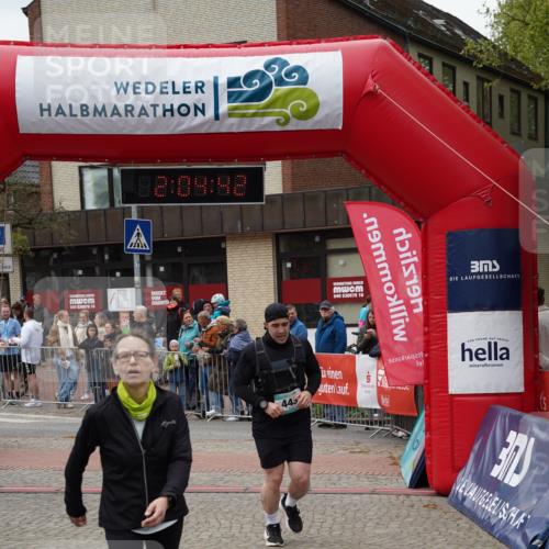 04.05.2025 - 8. Wedeler Halbmarathon Felixshl http://msf.ph/oto/7827270 04.05.2025 12:04:40 Ziel 443, 694 meine-sportfotos.de