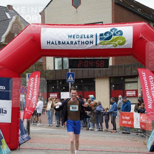 04.05.2025 - 8. Wedeler Halbmarathon Felixshl http://msf.ph/oto/7827326 04.05.2025 12:04:56 Ziel 922 meine-sportfotos.de