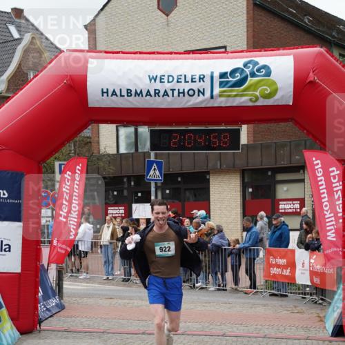 04.05.2025 - 8. Wedeler Halbmarathon Felixshl http://msf.ph/oto/7827334 04.05.2025 12:04:56 Ziel 922 meine-sportfotos.de