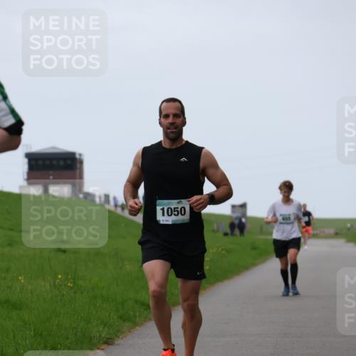 04.05.2025 - 8. Wedeler Halbmarathon Yannick Fuchs http://msf.ph/oto/7827341 04.05.2025 11:14:53 Laufen 26, 1050, 151, 655 meine-sportfotos.de