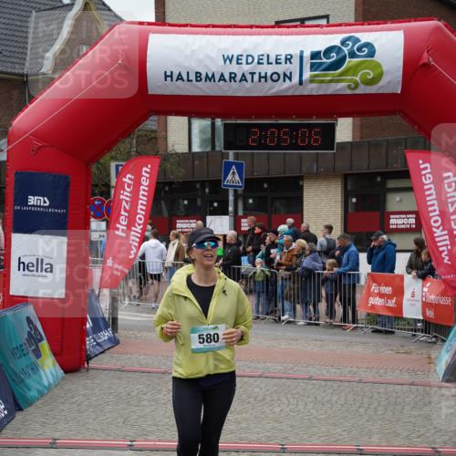 04.05.2025 - 8. Wedeler Halbmarathon Felixshl http://msf.ph/oto/7827451 04.05.2025 12:05:04 Ziel 580, 931 meine-sportfotos.de