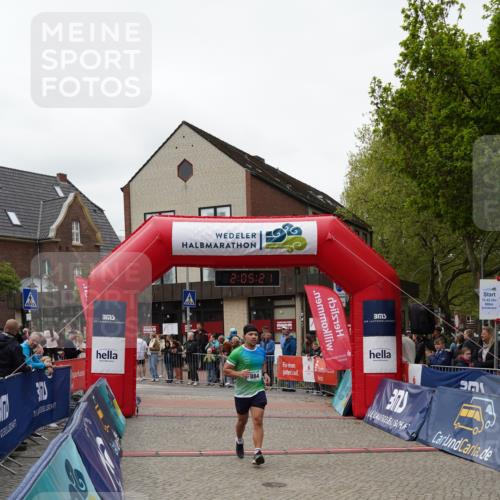04.05.2025 - 8. Wedeler Halbmarathon Felixshl http://msf.ph/oto/7827534 04.05.2025 12:05:19 Ziel 884 meine-sportfotos.de