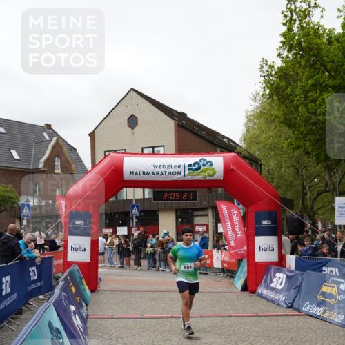 04.05.2025 - 8. Wedeler Halbmarathon Felixshl http://msf.ph/oto/7827547 04.05.2025 12:05:19 Ziel 884 meine-sportfotos.de
