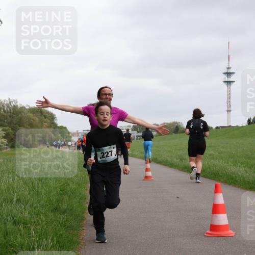 04.05.2025 - 8. Wedeler Halbmarathon Yannick Fuchs http://msf.ph/oto/7827892 04.05.2025 11:15:33 Laufen 227 meine-sportfotos.de