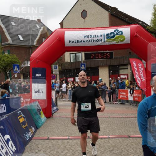 04.05.2025 - 8. Wedeler Halbmarathon Felixshl http://msf.ph/oto/7828298 04.05.2025 12:06:22 Ziel 142, 970 meine-sportfotos.de