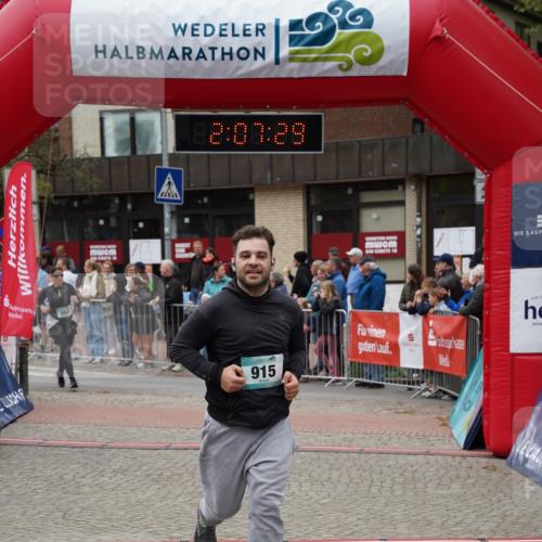 04.05.2025 - 8. Wedeler Halbmarathon Felixshl http://msf.ph/oto/7829041 04.05.2025 12:07:27 Ziel 553, 915 meine-sportfotos.de
