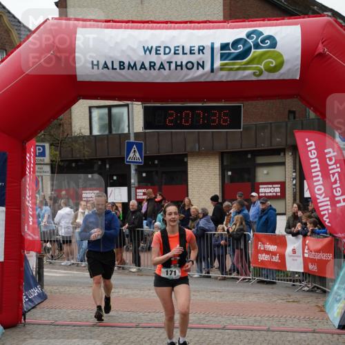 04.05.2025 - 8. Wedeler Halbmarathon Felixshl http://msf.ph/oto/7829126 04.05.2025 12:07:34 Ziel 95, 171, 553 meine-sportfotos.de