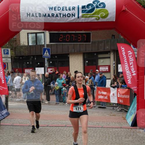 04.05.2025 - 8. Wedeler Halbmarathon Felixshl http://msf.ph/oto/7829167 04.05.2025 12:07:35 Ziel 95, 171, 553 meine-sportfotos.de