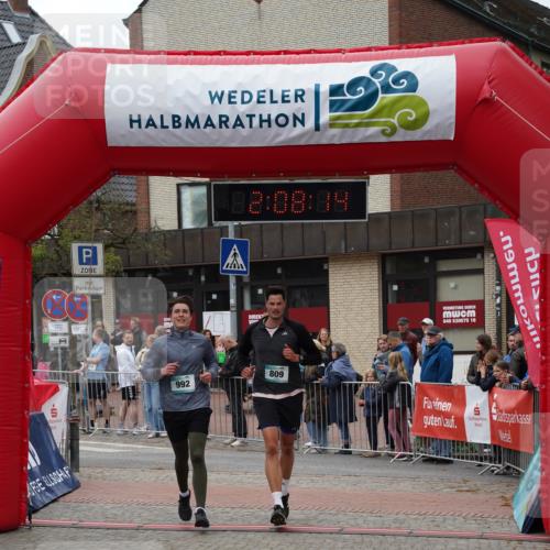 04.05.2025 - 8. Wedeler Halbmarathon Felixshl http://msf.ph/oto/7829314 04.05.2025 12:08:12 Ziel 809, 992 meine-sportfotos.de