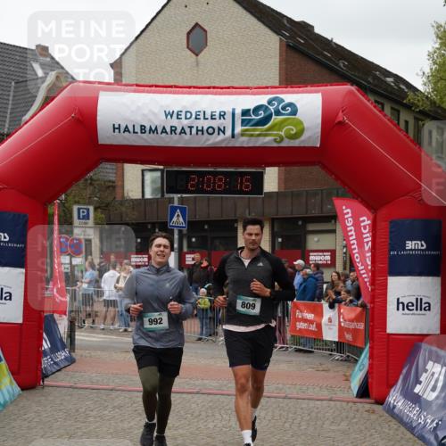 04.05.2025 - 8. Wedeler Halbmarathon Felixshl http://msf.ph/oto/7829347 04.05.2025 12:08:14 Ziel 809, 992 meine-sportfotos.de