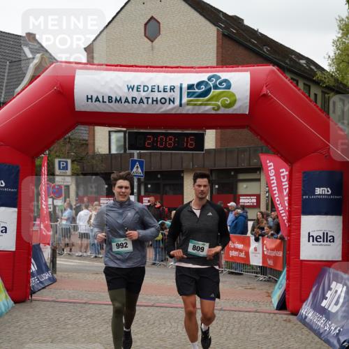 04.05.2025 - 8. Wedeler Halbmarathon Felixshl http://msf.ph/oto/7829352 04.05.2025 12:08:14 Ziel 809, 992 meine-sportfotos.de