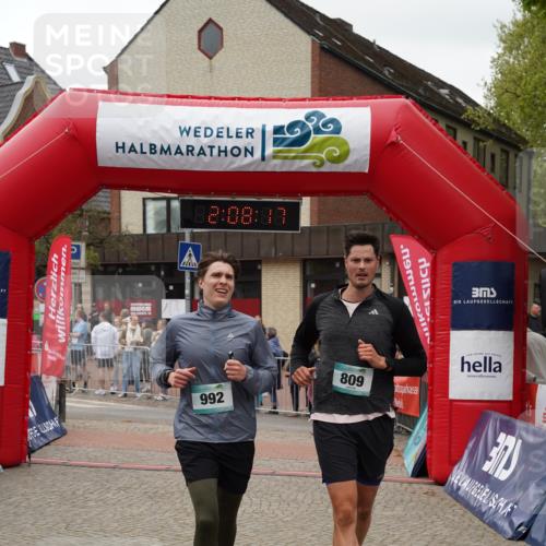 04.05.2025 - 8. Wedeler Halbmarathon Felixshl http://msf.ph/oto/7829378 04.05.2025 12:08:15 Ziel 809, 992 meine-sportfotos.de