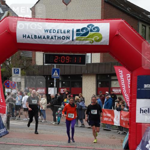 04.05.2025 - 8. Wedeler Halbmarathon Felixshl http://msf.ph/oto/7829833 04.05.2025 12:09:09 Ziel 118, 121, 160 meine-sportfotos.de