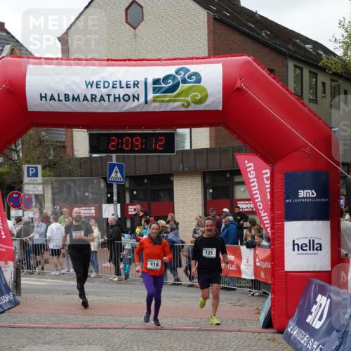 04.05.2025 - 8. Wedeler Halbmarathon Felixshl http://msf.ph/oto/7829850 04.05.2025 12:09:09 Ziel 118, 121, 160 meine-sportfotos.de