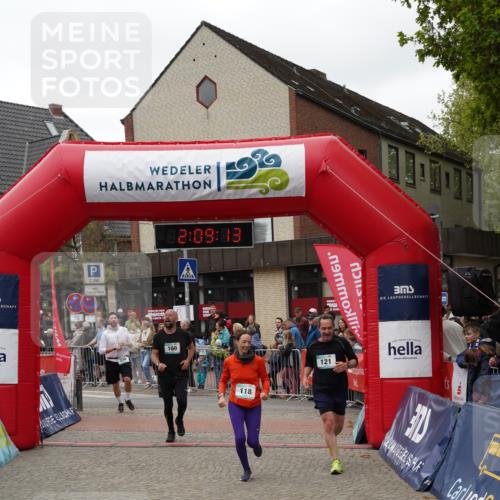 04.05.2025 - 8. Wedeler Halbmarathon Felixshl http://msf.ph/oto/7829859 04.05.2025 12:09:10 Ziel 118, 121, 160, 238 meine-sportfotos.de